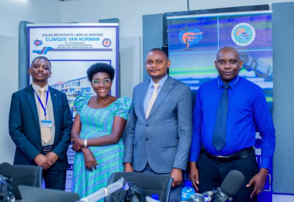 Les médecins de la Clinique Van Norman à l’écoute du public sur les ondes de la Radio Voix d’Espoir.