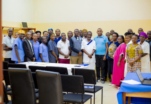 259A7932.JPG La Clinique Van Norman renforce la sécurité des soins grâce à une formation sur la prévention et le contrôle des infections en milieu hospitalier.